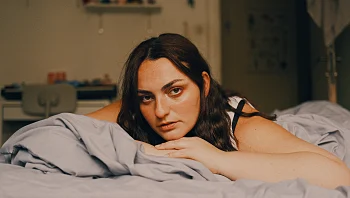 "כשהרגשות יוצאים בשירים שלי, אני נבהלת שאולי זה חשוף מדי"