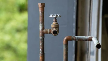 כתם קטן על הקיר הפך לבעיה של שנים: עד שבדיקה אחת בצנרת גילתה את האמת מתחת לריצוף