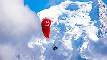 סצנה מסרט: צנחן נחת באמצע מסלול סקי עמוס