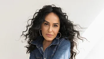 צהוב, חשוף ובלתי נשכח: הזמרת האהובה חוגגת 40 שנות אייקוניות