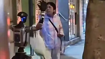 צפו: רובוט נעצר על ידי המשטרה אחרי שהבהיל קשישה ברחוב