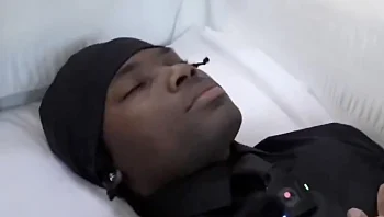 "כולם חשבו שאני מת": יוצר התוכן שערך לעצמו הלוויה בשידור חי