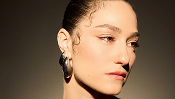 הזמרת שמנצנצת אחרי מערכת יחסים רעילה: "חלום אחד זה לא מספיק"