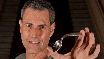 אורי גלר: "פתחתי ערוץ תקשורת טלפתי לטראמפ וביבי"