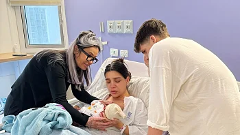 "נושכת שפתיים": ליאור קוקה חושפת את המורכבות שאחרי הלידה