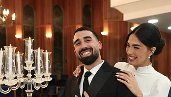 בטקס אינטימי בבית כנסת: הזמר האהוב ואשתו התחתנו