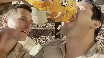 חיילי המארינס טעמו במבה וביסלי - והתגובות שלהם שברו את הרשת