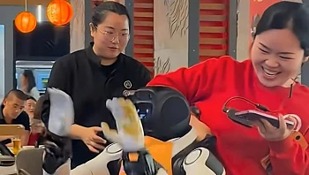 "פחד אלוהים": זה התחיל כמופע ונגמר ברובוט שאיבד שליטה מול הסועדים