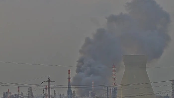 הבזקים ועשן מיתמר: תיעוד מהפגיעה בבתי הזיקוק בחיפה