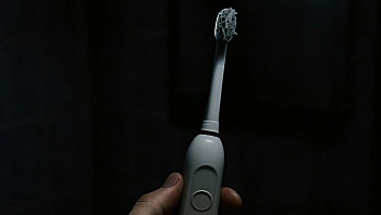 צחצחה שיניים - והמברשת התפוצצה לה בתוך הפה