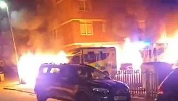 אנטישמיות בלונדון: אמבולנסים הוצתו סמוך לבית כנסת; אין נפגעים