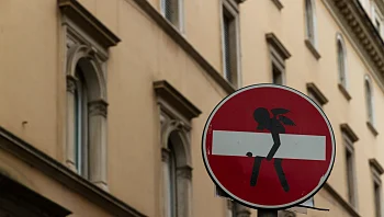 הרשויות מתוסכלות: שלט הרחוב שנעלם שוב ושוב - ומה הסיבה?