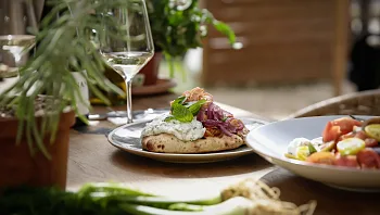 בצל המלחמה: המקום החדש שמציע חוויה קולינרית בלב השקט המדברי