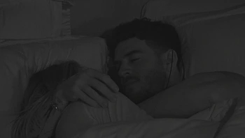 "כל יום שעובר, אני אוהב אותך יותר": עומר ושלי צמודים מתמיד