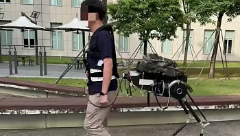 עוד זוג רגליים מאחור: החליפה שהופכת את גוף האדם להיברידי