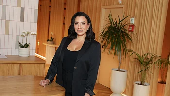 "הגעתי לחתונה בן אדם אחר": טרנד השתלות השיער כחול-לבן