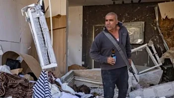 יצא מהריסות ביתו עם נשק ובירה קרה - ושיגע את העולם