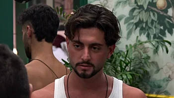 התור למקלחת שהסעיר את הבית: "אתה מהשכונות ואתה לא יודע להתנהל"