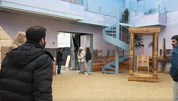 תהיתם איך כיסו את כל הבית בחול? ככה הפיקו את יציאת מצרים