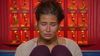 שלי מתפרקת: "אני נזכרת בשלי הקטנה שהייתי, היא לא קיבלה אהבה"