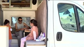 "מנותקים מהכל": האנשים שברחו מהמלחמה לקראוון בלב המדבר