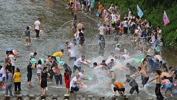 נרטבים עד העצם: כך חוגגים את ראש השנה במדינה האהובה