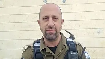 מחלץ ומצלם: לוחם פיקוד העורף שמתעד את זירות ההרס