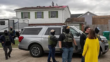 סיימו לתקן את הגג - ובעלת הבית התקשרה להגירה לפני התשלום