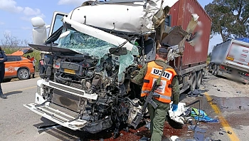 תאונה קטלנית בעוטף: הרוג ופצוע בהתנגשות משאיות בכביש 232