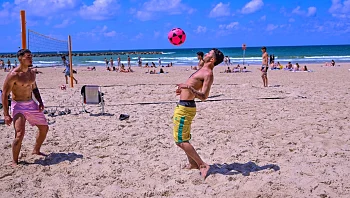 ישראל חוזרת לחיים: החופים והקניונים התמלאו במבלים