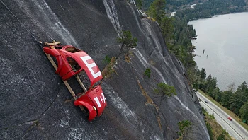 מתיחה על הקצה: רכב נתלה על מצוק מעל כביש סואן
