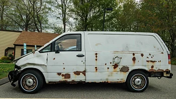 בתנאים לא אנושיים: ילד אותר ברכב לאחר שנעדר במשך שנה וחצי