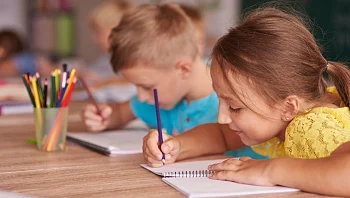 למה המשוב מהמורה חשוב יותר מהציון ומה לעשות איתו בבית