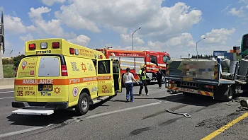 בן 30 נפצע קשה בתאונת דרכים בין משאית לאוטובוס בכביש 1