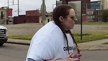 עם 55 חולצות על הגוף: רצה חצי מרתון בדרך לשיא עולמי