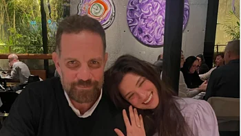 השחקן המצליח התארס לבת הזוג הצעירה ממנו ב-20 שנה