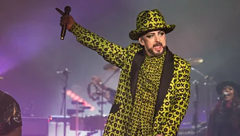 קול אחר: גיבור התרבות הבריטי שמביע תמיכה מטורפת בישראל