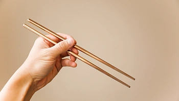 בלע צ'ופסטיק - וחי איתו תקוע בגרון במשך שמונה שנים