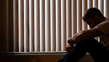 המסכה של ה"הכל בסדר": למה אנשים מצליחים סובלים בשקט מדיכאון וחרדה?