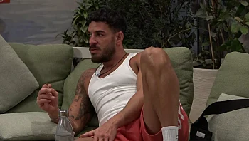 עומר יוצא בהצהרה מפתיעה: "אני אוהב להריח שיער של נשים"