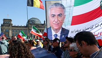 תיעוד: צבע אדום הותז על יורש העצר האיראני הגולה בברלין