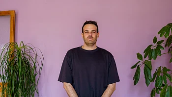 לצד האמנים הכי חמים: המפיק המוזיקלי שעובר לקדמת הבמה