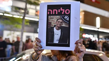 נרות, פרחים ושלטים בזירה שבה נרצח ימנו זלקה: "סליחה"