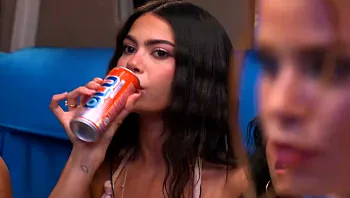 דיירי "האח הגדול" נהנים ממשקה אנרגיה באוטובוס המסיבות