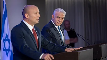 בכיר בקמפיין של בנט: "יש לנו שני פיגועים - לפיד וליאור חורב"