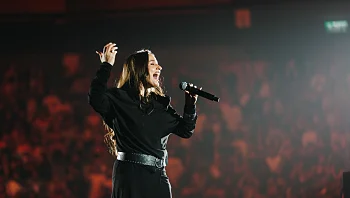 עדן בן זקן כבשה בענק את הקהל - אבל לא נתנה לו לברוח מהמציאות