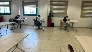 אחרי שחיכו שעות לטפסים: נשים נכנסו לבחינת ההסמכה ברבנות