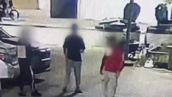 אגרופים ובעיטות: תקפו אדם ש"סירב לתת להם סיגריה" | תיעוד