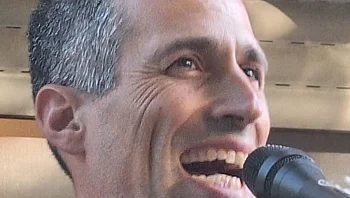 התמודדות בהומור: היוצר הישראלי שמתמודד עם המלחמה דרך מוזיקה