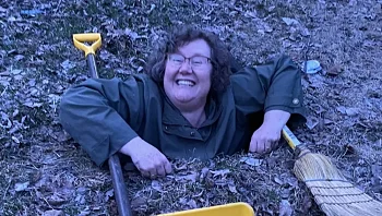 יצאה מהרכב - ונעלמה לתוך בור שנפער מתחתיה